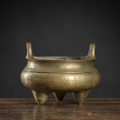 <b>A TRIPOD BRONZE CENSER WITH TWO HANDLES AND ENGRAVED DRAGON DECORATION</b>