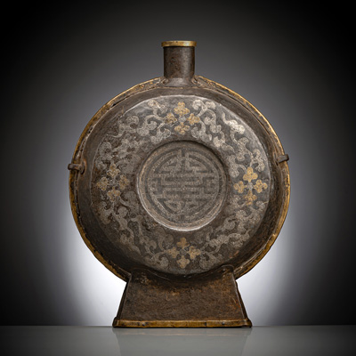 <b>Weinkanne aus Eisen mit damasziertem Dekor aus Gold und Silber</b> <b>Weinkanne aus Eisen mit damasziertem Dekor aus Gold und Silber</b>