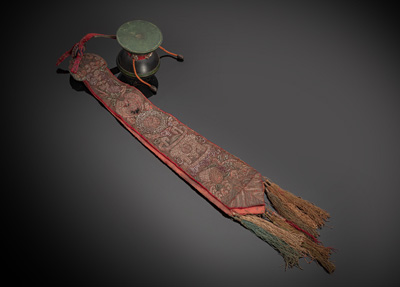 <b>Damaru aus Holz mit bestickter Stoffahne</b> <b>Damaru aus Holz mit bestickter Stoffahne</b>