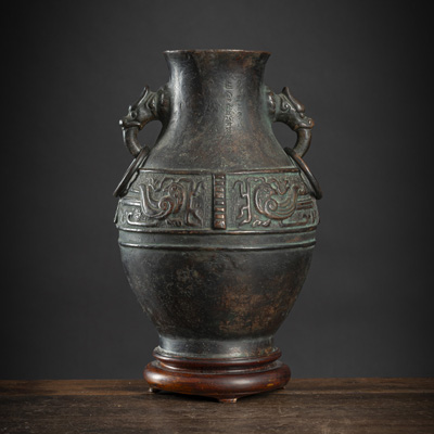 <b>AN INSCRIBED ARCHAISTIC 'HU'-SHAPED BRONZE VASE</b>