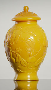 <b>Deckelvase aus gelbem Pekingglas mit Reliefdekor von Kürbissen und Rankwerk</b> <b>Deckelvase aus gelbem Pekingglas mit Reliefdekor von Kürbissen und Rankwerk</b>