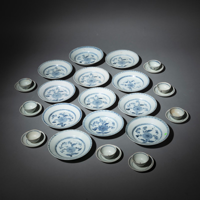 <b>Gruppe von unterglasurblau dekorierten Porzellantassen, -untersetzern und -tellern aus dem Wrack der Tek Sing</b>