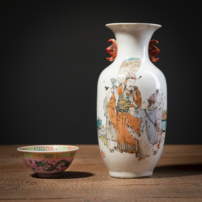 <b>Kleine Henkelvase aus Porzellan mit Figurendekor, dazu eine Kumme mit Drachendekor</b>