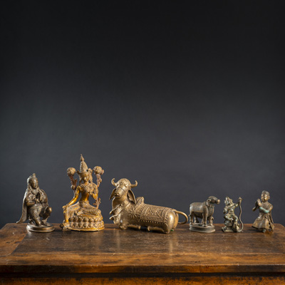<b>Sechs Bronzefiguren der Syamatara, Garuda, zwei Nandi u. a.</b>