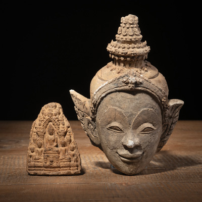 <b>Stuccokopf und Tsa-Tsa mit Darstellung des Buddha in Relief</b>