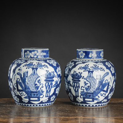 <b>Paar Deckelvasen aus Porzellan mit unterglasurblauem Antiquitäten- und Prunusdekor</b>