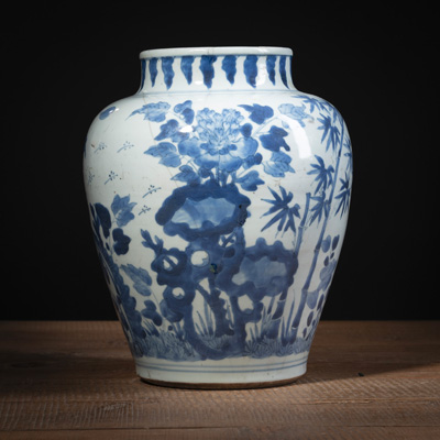 <b>Schultervase aus Porzellan mit unterglasurblauem Bambus- und Vogeldekor</b>