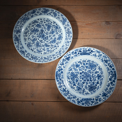 <b>Zwei Rundplatten aus Porzellan mit unterglasurblauem Floraldekor</b>