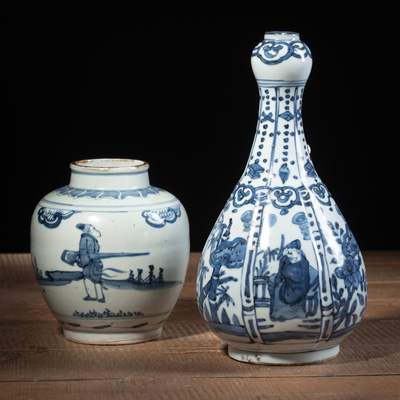 <b>Flaschen- und Schultervase aus Porzellan mit unterglasurblauem Figurendekor</b>
