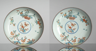 <b>Paar Teller im Kakiemon-Stil mit Knaben, Blütenzweigen und Körben dekorier</b> <b>Paar Teller im Kakiemon-Stil mit Knaben, Blütenzweigen und Körben dekorier</b>