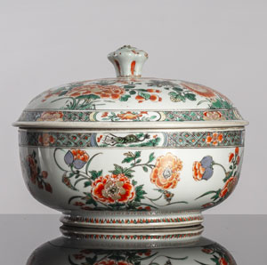 <b>Deckelterrine aus Porzellan mit 'Wucai'-Floraldekor</b> <b>Deckelterrine aus Porzellan mit 'Wucai'-Floraldekor</b>