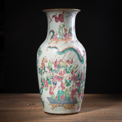 <b>Porzellanvase mit 'Famille rose'-Dekor des Drachenfestes</b>