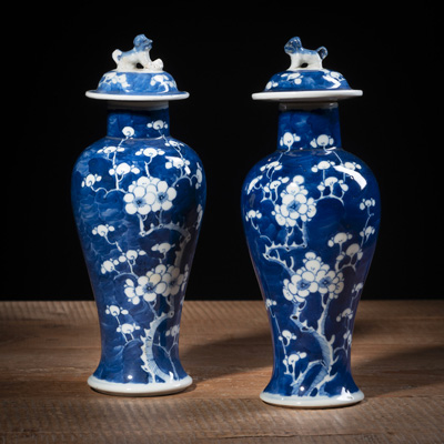 <b>Paar Deckelvasen aus Porzellan mit unterglasurblauem Prunusdekor</b>