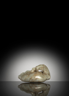 <b>Liegendes Pferd aus hellgrüner Jade mit Lingzhi-Zweig</b> <b>Liegendes Pferd aus hellgrüner Jade mit Lingzhi-Zweig</b>