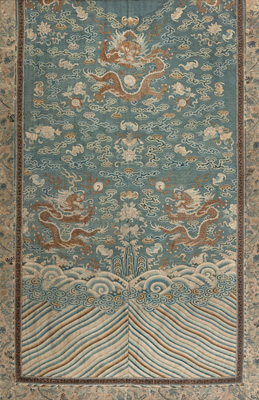 <b>Rückseite eines blauen Drachengewandes in kesi</b> <b>Rückseite eines blauen Drachengewandes in kesi</b>