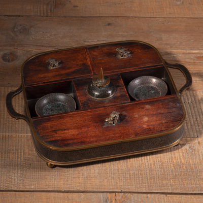 <b>Opium-Rauchtablett aus Holz und Cloisonné-Bronze mit schwarzer Emaille und Zubehör</b>