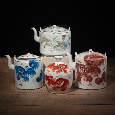<b>Drei Teekannen und ein Deckelgefäß aus Porzellan u. a. mit 'Famille rose'-Floraldekor</b>