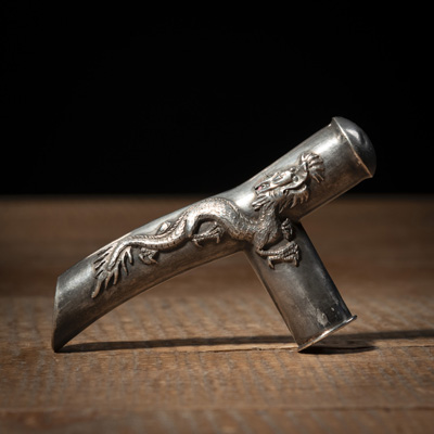 <b>A DRAGON RELIEF SILVER CANE HANDLE</b>