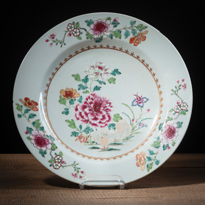 <b>A FLORAL 'FAMILLE ROSE' PORCELAIN PLATE</b>