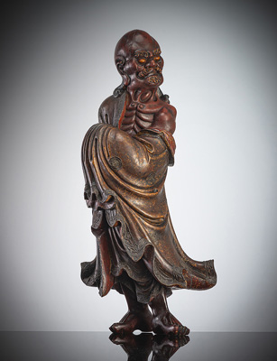 <b>Skulptur des Dharmatala aus Holz mit roter Lackfassung</b>