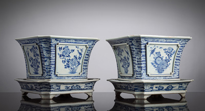 <b>Paar quadratische Cachepots aus Porzellan mit unterglasurblauem Floral- und Vogeldekor</b>