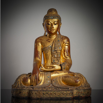 <b>Skulptur des Buddha Shakyamuni aus Holz mit roter- und goldfarbener Lackfassung</b>