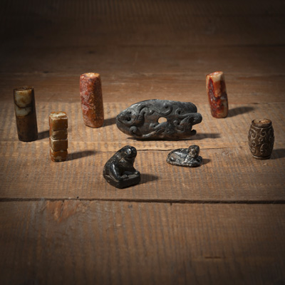 <b>EIGHT JADE CARVINGS, INCLUDING TUBULAR PENDANTS AND SMALL MYTHICAL ANIMALS</b>