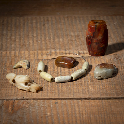 <b>SIX JADE CARVINGS, INCLUDING FROG, PENDANTS, BEADS</b>