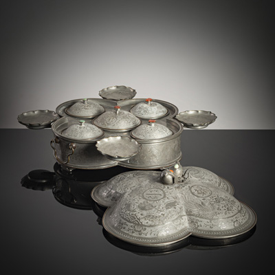 <b>Speisebehälter aus Zinn mit geritztem Vogel- und Floraldekor sowie Jade- und Achat-Einlagen</b> <b>Speisebehälter aus Zinn mit geritztem Vogel- und Floraldekor sowie Jade- und Achat-Einlagen</b>