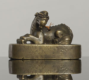 <b>Siegel mit Knauf in Form eines liegenden Fo-Löwen</b> <b>Siegel mit Knauf in Form eines liegenden Fo-Löwen</b>