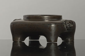 <b>Weihrauchbrenner mit seitlichen Löwen-Maskarons aus Bronze</b> <b>Weihrauchbrenner mit seitlichen Löwen-Maskarons aus Bronze</b>