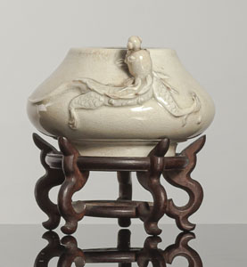 <b>Pinselwascher mit Dekor eines Drachens aus Porzellan mit cremefarbener Glasur</b> <b>Pinselwascher mit Dekor eines Drachens aus Porzellan mit cremefarbener Glasur</b>