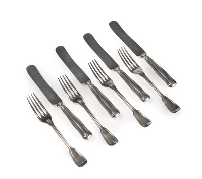 <b>Vier Messer, vier Gabeln mit Monogramm K</b>