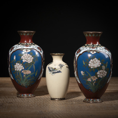 <b>Paar Cloisonné-Vasen mit Vögeln und Blumen und eine kleine Cloisonné-Vase mit Dekor von Schmetterlingen</b>