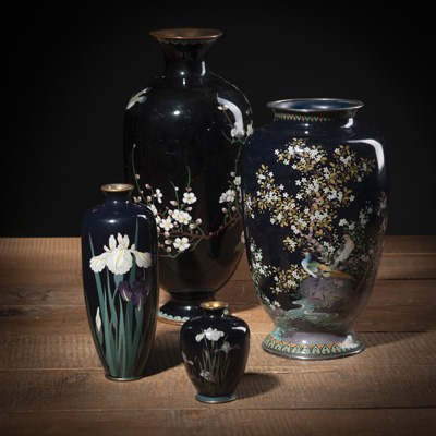 <b>Vier blaue bzw. schwarze Cloisonné-Vasen mit Vogel- und Blütendekor</b>