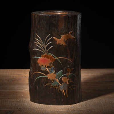 <b>A GOLD-INLAID TRUNK-SHAPED WOOD VASE</b>
