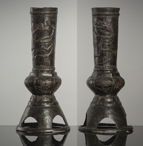 <b>Paar röhrenförmige Vasen aus Bronze auf ausgestelltem Stand mit Blüten-Drachen-Dekor</b>