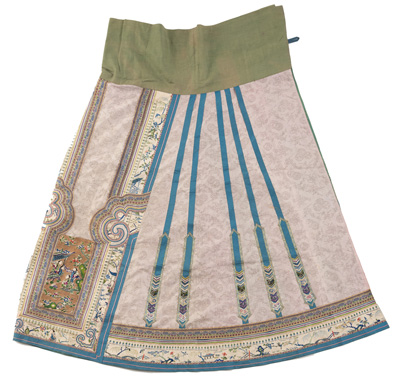 <b>Bestickter Sommerrock aus Seide mit Gartenszenen für eine Dame</b> <b>Bestickter Sommerrock aus Seide mit Gartenszenen für eine Dame</b>