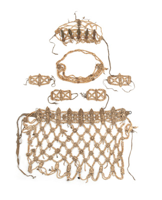 <b>Knochenschürze</b> <b>Knochenschürze</b>