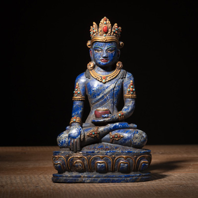 <b>Buddha Amitabha aus Lapislazuli mit Vergoldung und Steinbesatz</b>