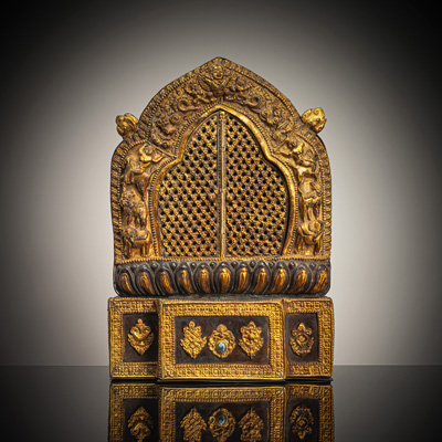 <b>Schrein für die Skulptur einer Gottheit</b> <b>Schrein für die Skulptur einer Gottheit</b>