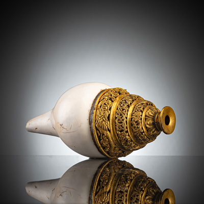 <b>Rituelles Blasinstrument aus einer weissen Seeschnecke (tib. dung dkar)</b> <b>Rituelles Blasinstrument aus einer weissen Seeschnecke (tib. dung dkar)</b>