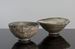 <b>Zwei Bunche'ong-Schalen aus Keramik mit gestreiften bzw. eingelegten Dekor</b>