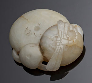 <b>Zwei Jadeschnitzereien: Scheibe mit Dekor von Chilong und Pilzhaufen</b> <b>Zwei Jadeschnitzereien: Scheibe mit Dekor von Chilong und Pilzhaufen</b>