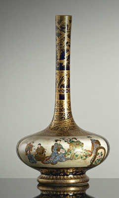 <b>Feine Kinkzoan-Vase mit königsblauem Fond und feinem Figurendekor neben Goldmalerei</b>
