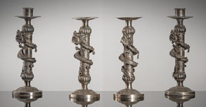 <b>Gruppe von vier Drachenleuchtern aus Silber</b> <b>Gruppe von vier Drachenleuchtern aus Silber</b>