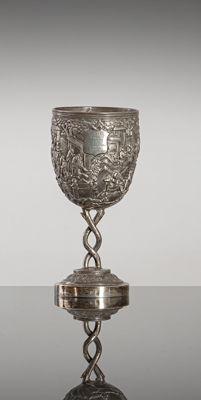 <b>Feiner Pokal aus Silber mit Figurenrelief und Widmungskartusche</b> <b>Feiner Pokal aus Silber mit Figurenrelief und Widmungskartusche</b>