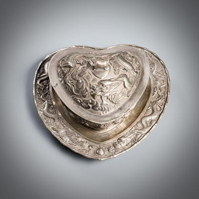 <b>Herzförmige Deckeldose aus Silber mit Drachendekor und Wasserbüffelknauf mit Untertasse</b>
