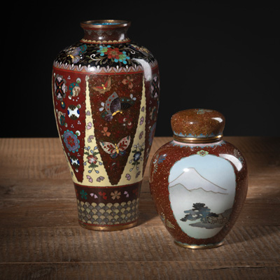 <b>Zwei Cloisonné-Vasen mit Landschafts- und Floraldekor</b>