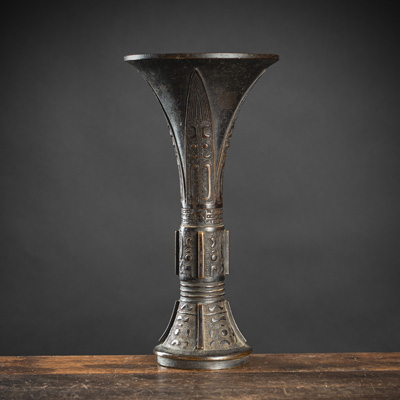 <b>'Gu'-förmige Vase aus Bronze mit archaistischem Reliefdekor</b>